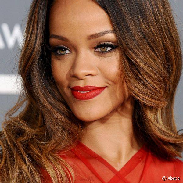 Ousada, Rihanna é conhecida por seus looks article_media_new_1inais e já foi responsável por lançar várias tendências de beleza
